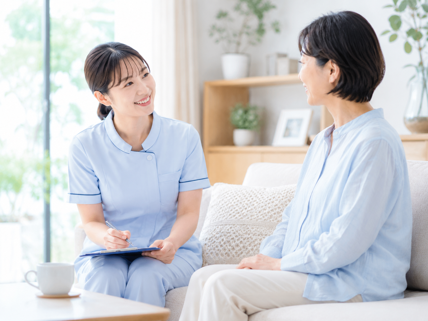 訪問看護師がご利用者様の話を丁寧に聴いている様子