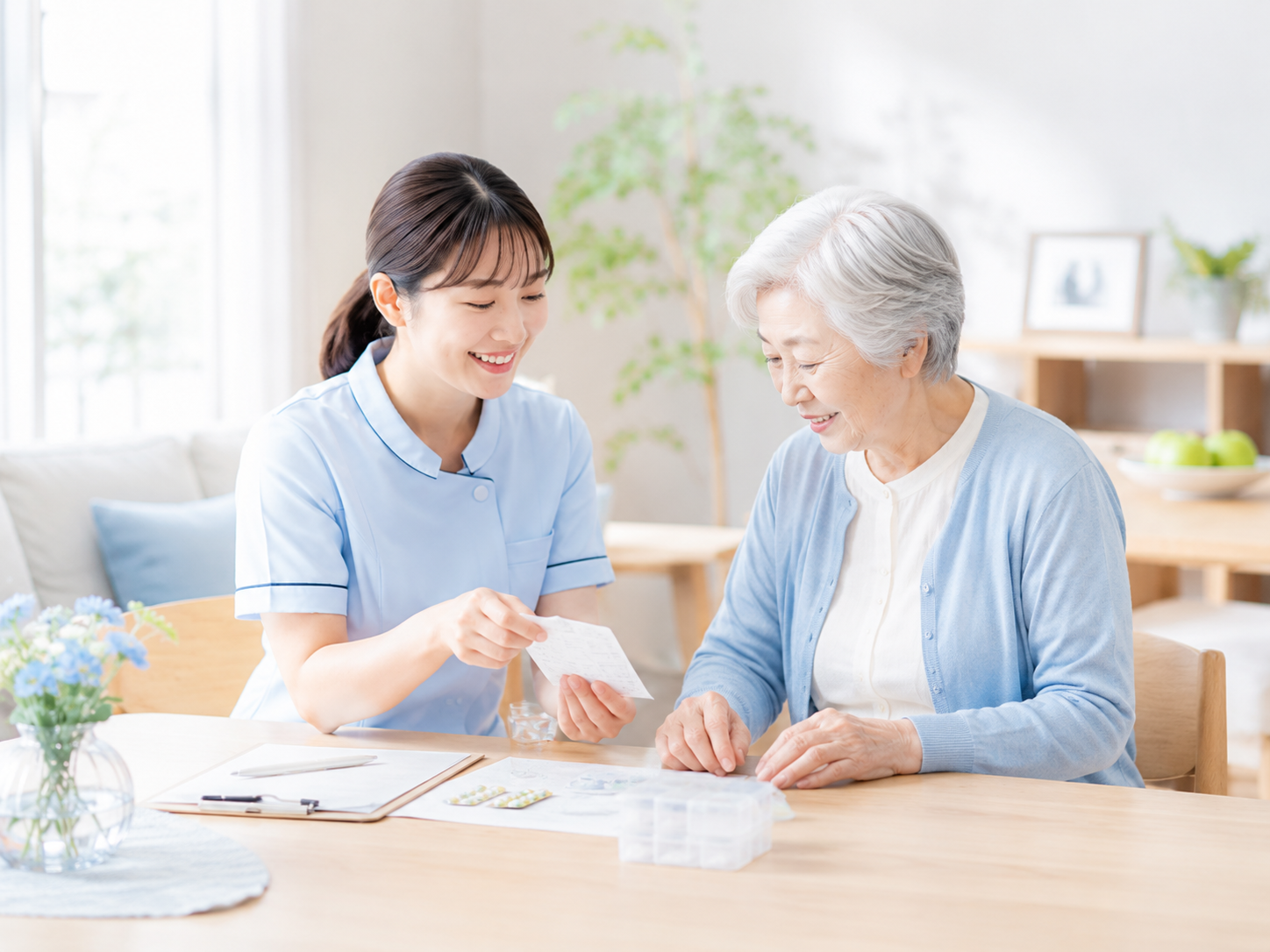 訪問看護師が服薬管理について説明している様子